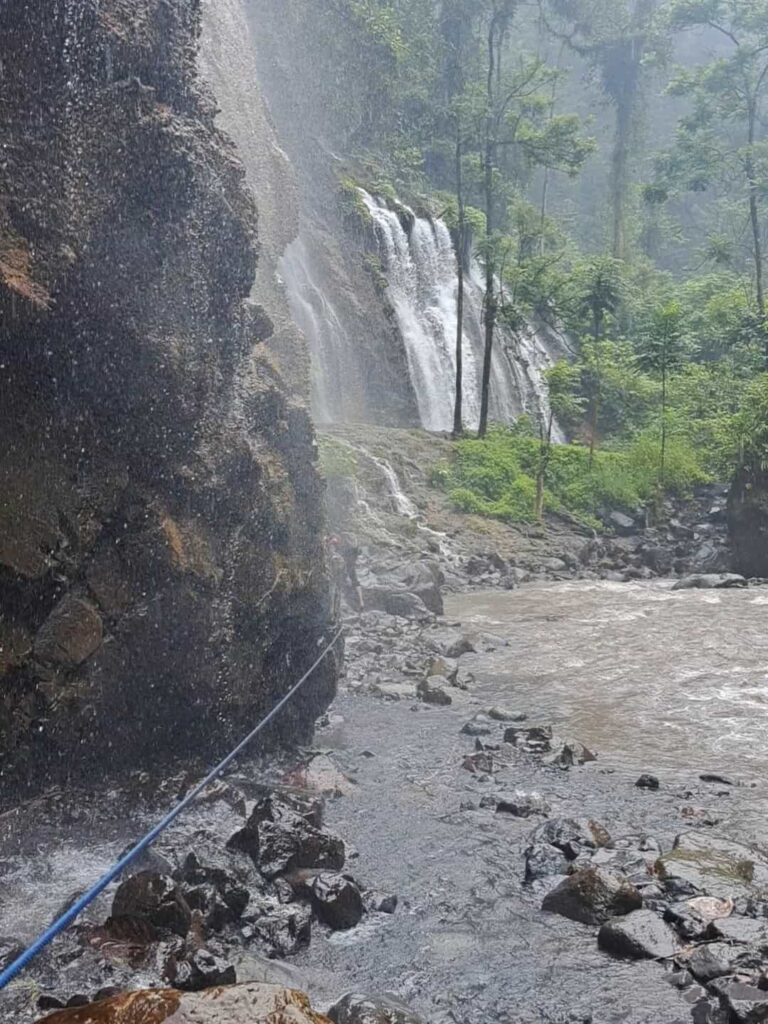 telaga biru tumpak sewu