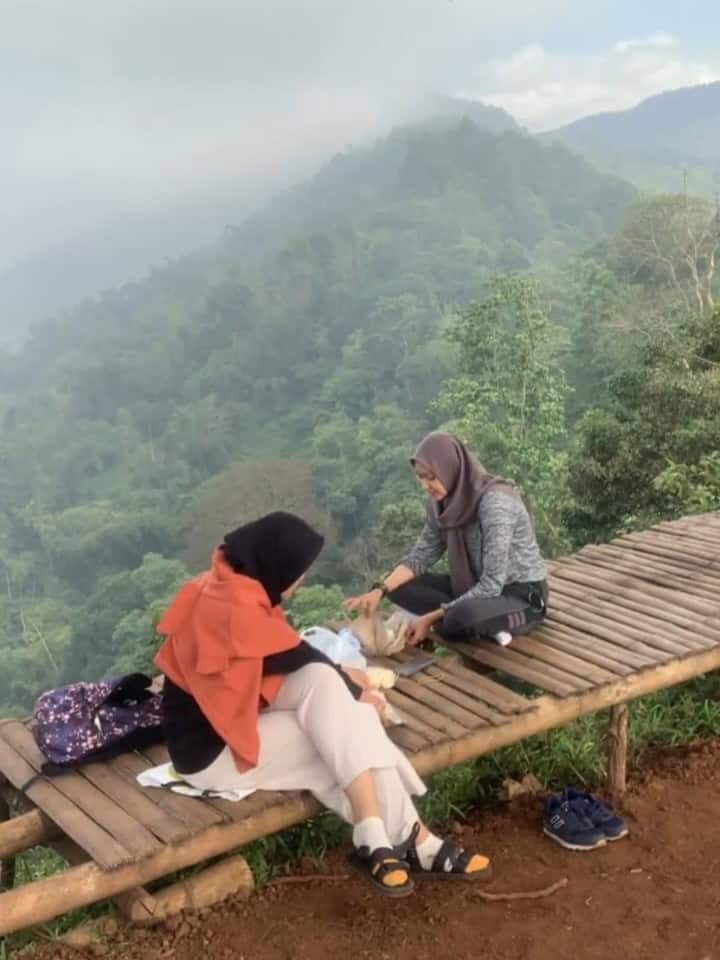 makan di puncak mt lorokan 1100 mdpl